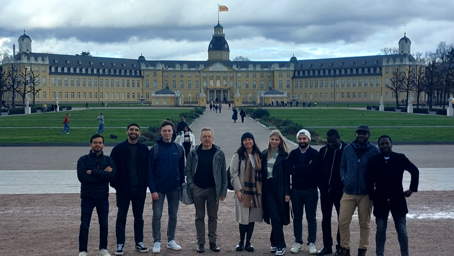 bet36ʱȷ_188ȷֱ& PG students in front of the castle of Karlsruhe 